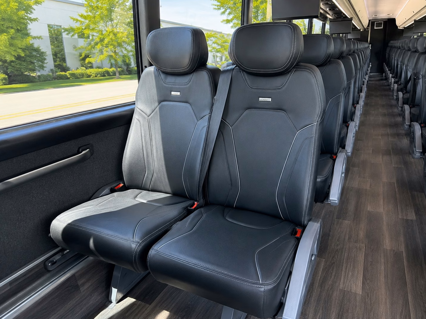 shuttle guests between yakima wineries and your wedding venue with ease